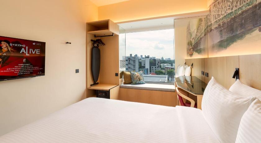 Image of Superior Room with King Bed 4