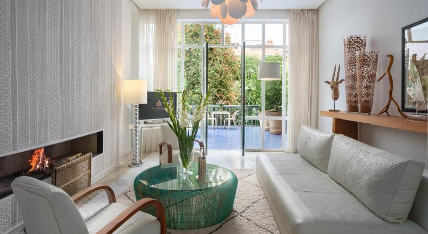 Image of White Suite 0