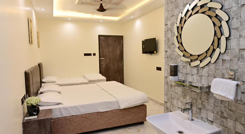Deluxe Double Room (2 Adults + 1 Child)