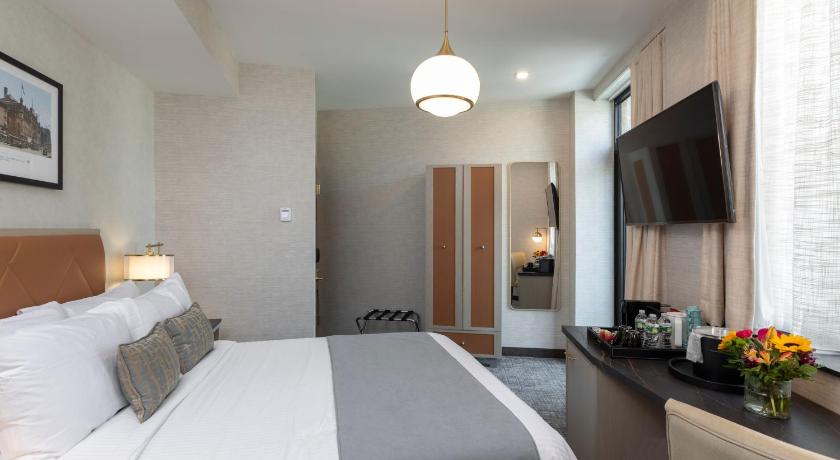 Image of Deluxe Queen Room 6