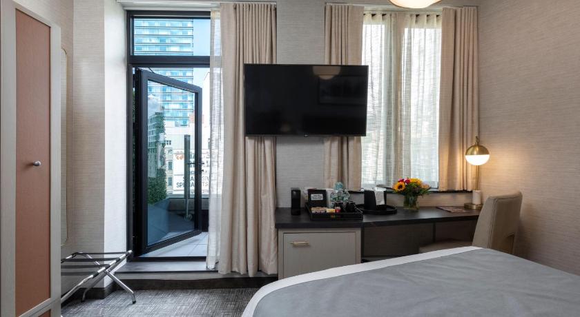 Image of Deluxe Queen Room 11