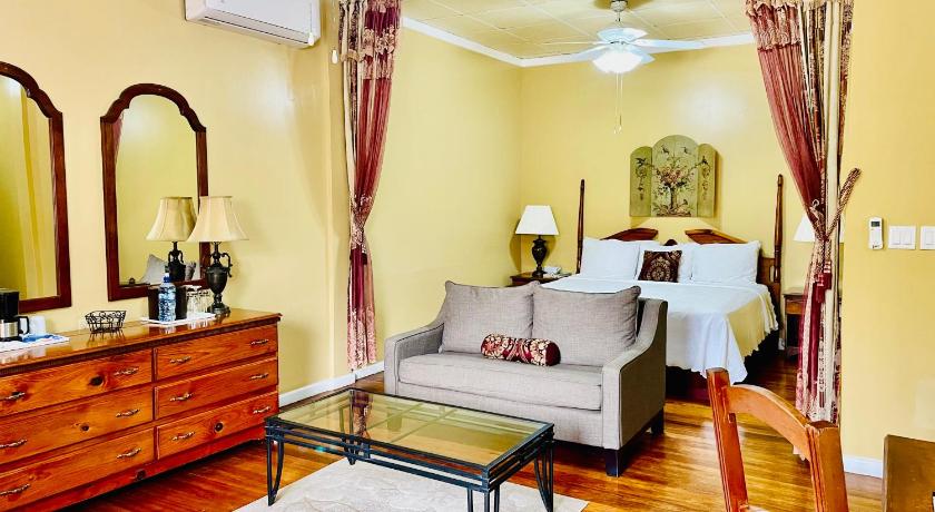Deluxe Colonial King Room with Living Space (Lobby Entrance) attēls 0