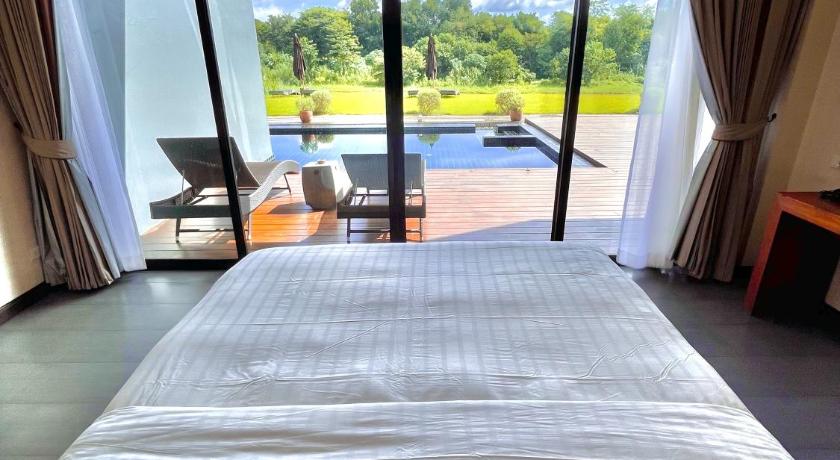 Image of Pool Access Deluxe 4