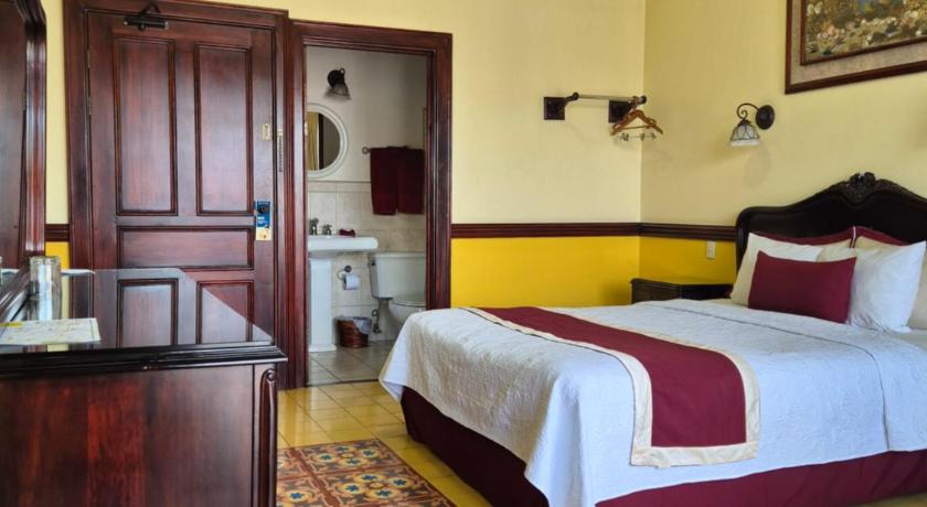Image of Deluxe Queen Suite 4