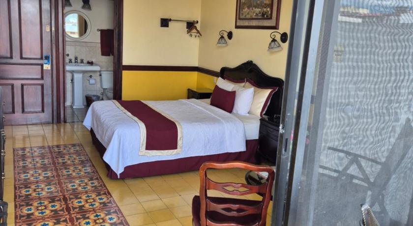 Image of Deluxe Queen Suite 5