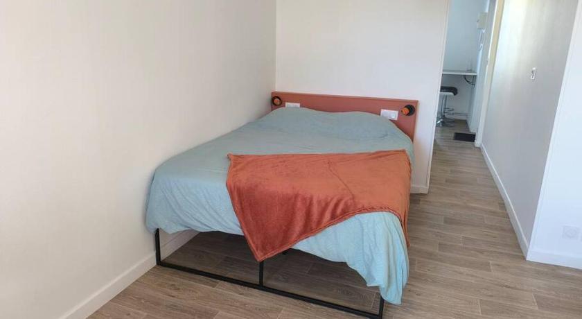 Châteauroux LE 10, Parking, Centre Confort 3-Star Single Room exterior