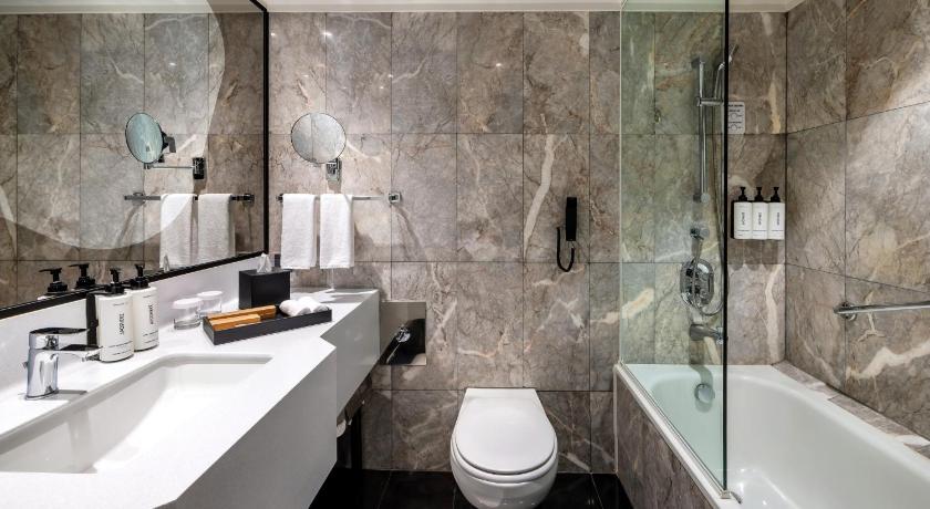 Image of Deluxe Twin Room with Club Access 1