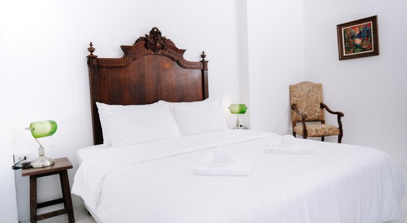 Image of Deluxe Double Room with Bath 0