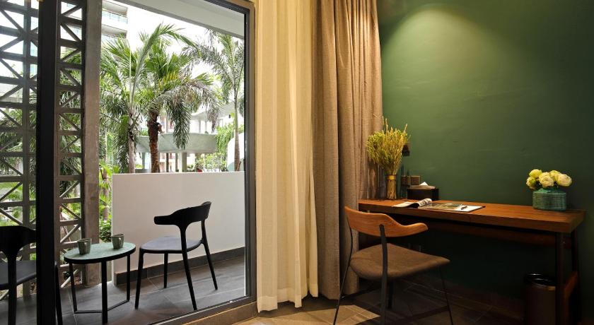 Image of Deluxe Room Pool View 6