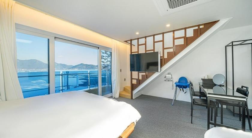 Sacheon Sacheon Azure Pool Villa 3-Star Guesthouse suite