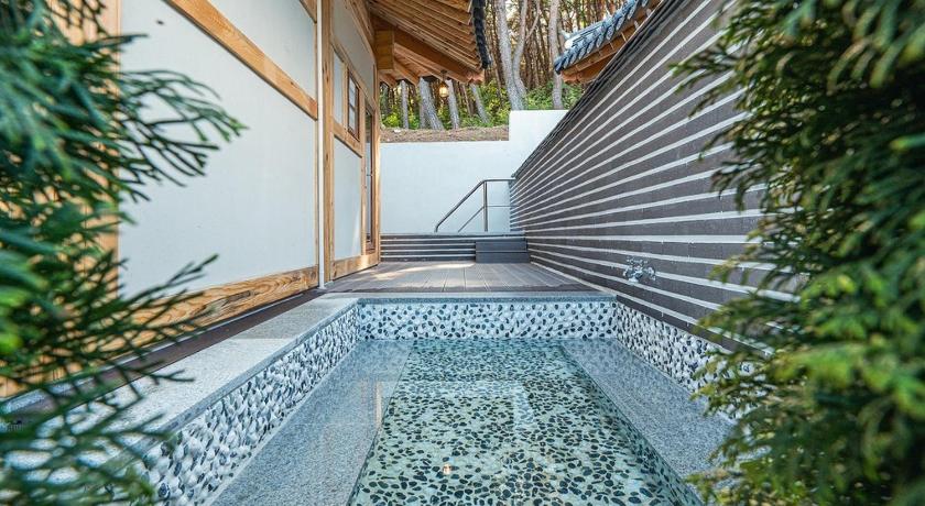 경주 경주 휴영지 한옥풀빌라 (Gyeongju Recreation Area Hanok Pool Villa) 3성급 게스트하우스 스위트룸