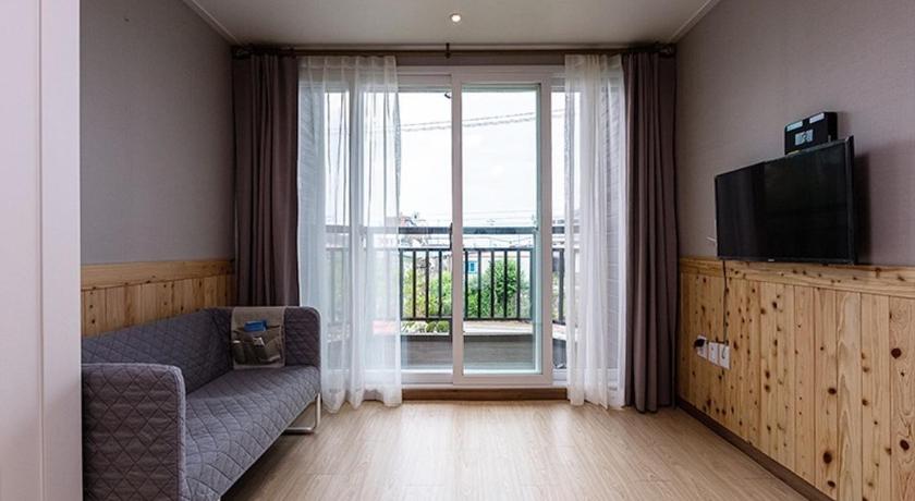 Hwaseong Jebudo Woori Pension 2-Star Guesthouse suite
