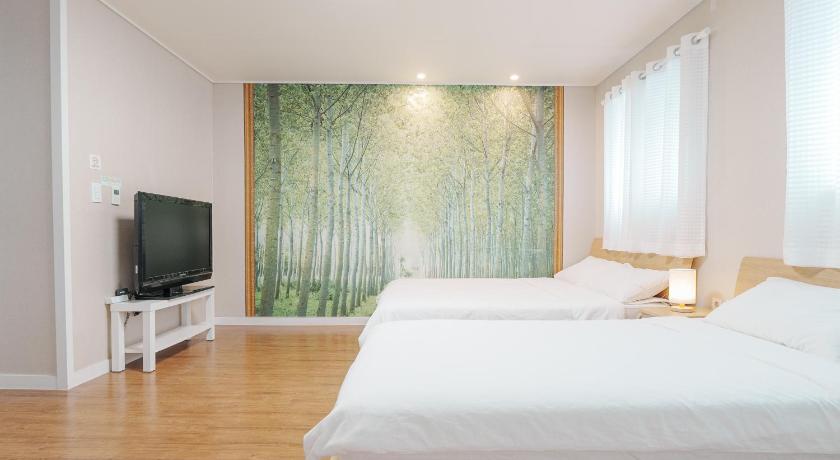 Image of Family Room 0