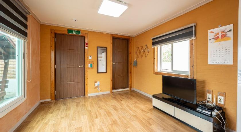 여수 백야 밤바다 펜션 (Yeosu baekya bambada pension) 2성급 게스트하우스 수영장