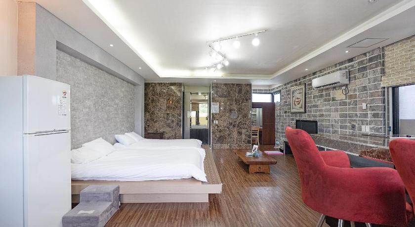Gyeongju Kyeongju JS Pet Poolvilla 2-Star Guesthouse restaurant