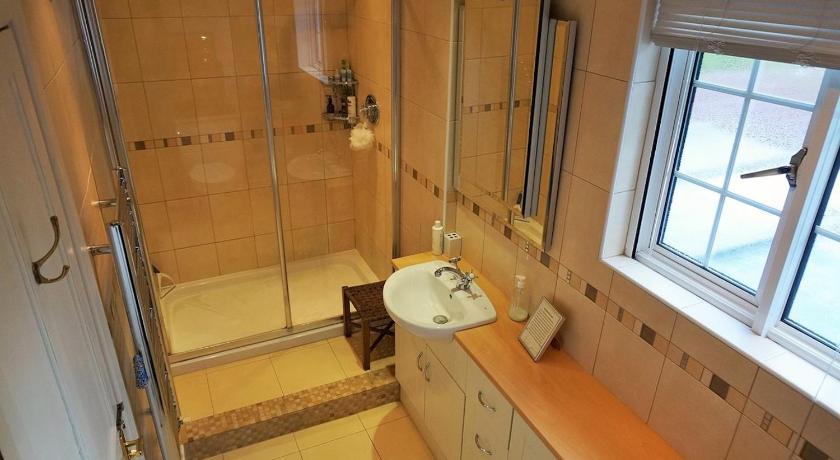 <bos> Holiday Let or B&B in Child Okeford, United Kingdom 4つ星 ゲストハウス プール