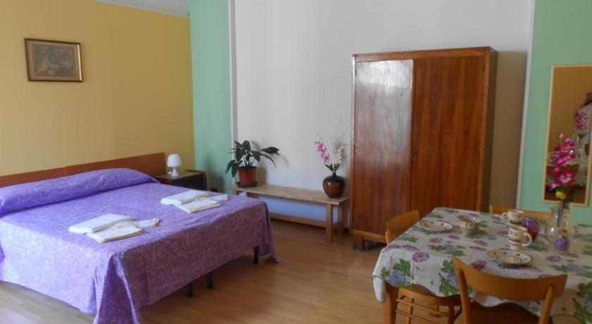 Image of Large Double or Twin Room with Shared Bathroom 1
