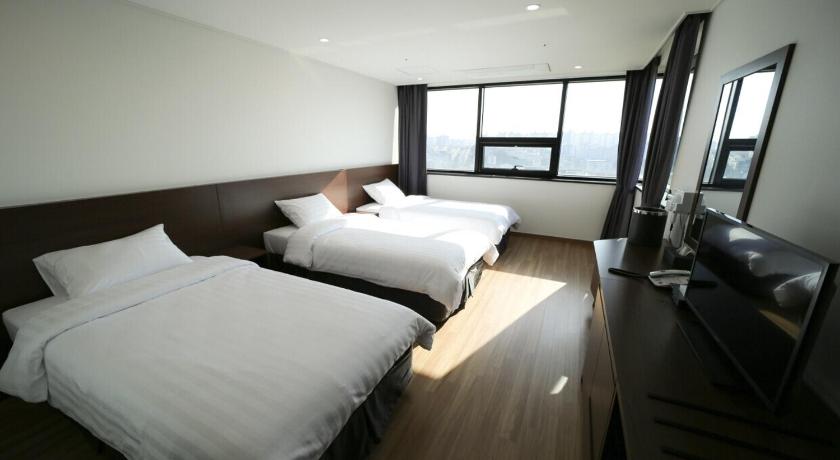 Image of Triple Room with City View 0