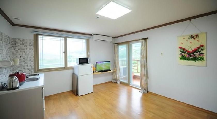 Image of Family Room 0
