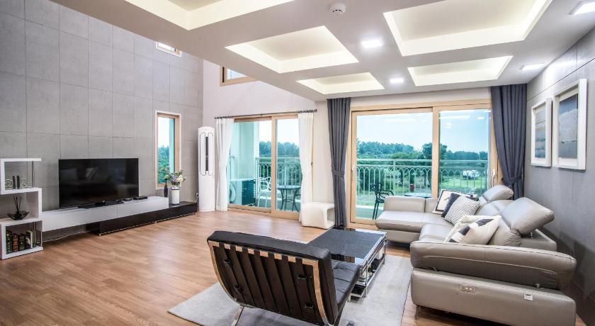 济州 seogwipo okeura rijoteu 4星级 民宿 泳池