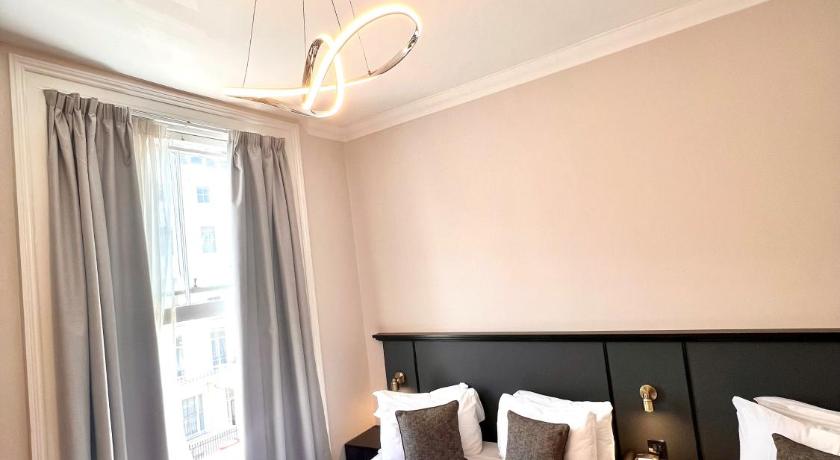 Image of Family Room with Double and Single Beds - Non-Smoking 1