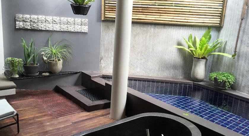 Image of Grand Suite Whirlpool Bathtub 3