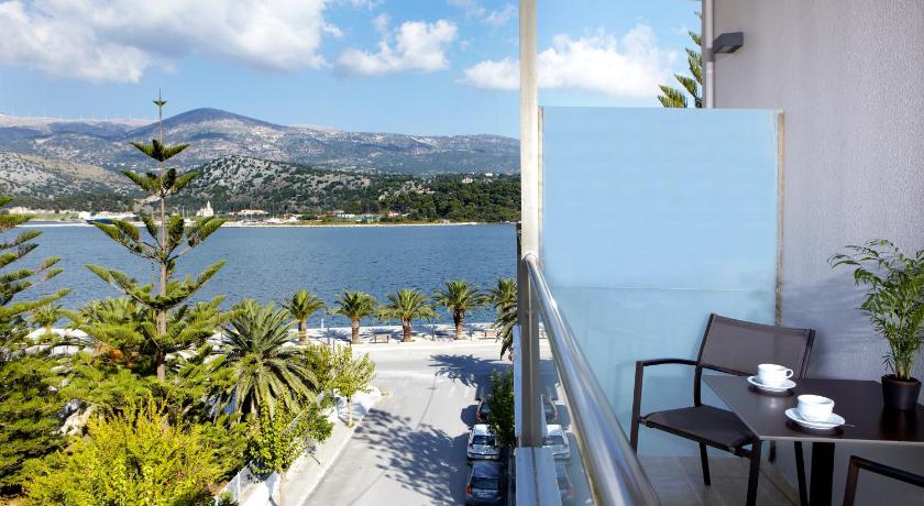 Image of Triple Room Sea View 8