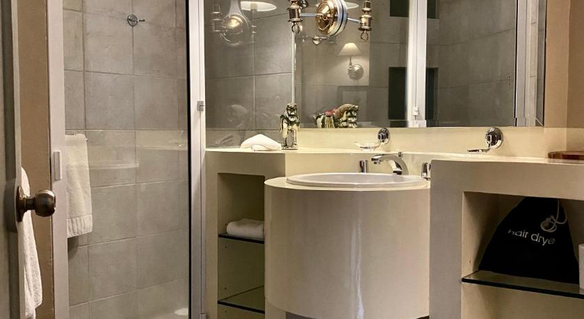 Image of Suite 4 2