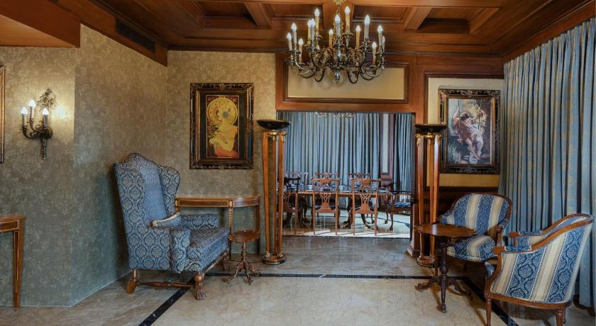Image of Presidential Suite With Club Lounge Access & 2 Way Airport Transfer 5