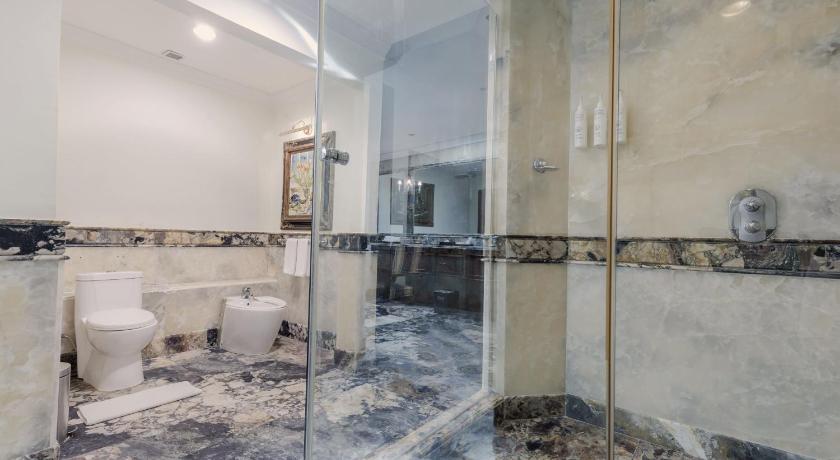 Image of Presidential Suite With Club Lounge Access & 2 Way Airport Transfer 14