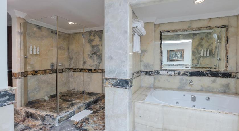 Image of Presidential Suite With Club Lounge Access & 2 Way Airport Transfer 11