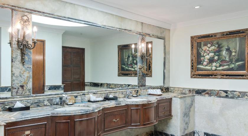 Image of Presidential Suite With Club Lounge Access & 2 Way Airport Transfer 8