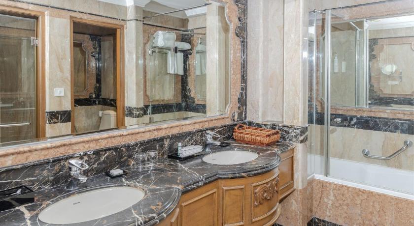 Image of Royal Suite With Club Lounge Access & 2 Way Airport Transfer 2