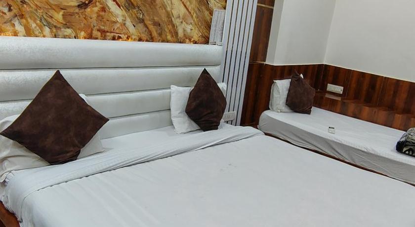 Image of Triple Bed Room With Air Conditioning 6