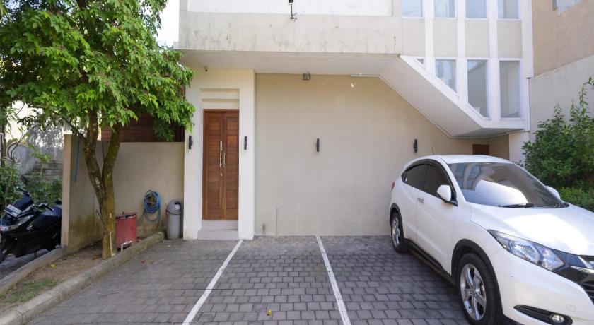 Bali RedDoorz Plus @ Kencana Residence Jimbaran 3-Star Hotel lobby