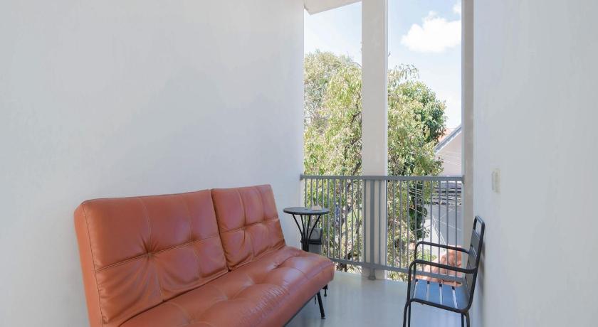 Bali RedDoorz Plus @ Kencana Residence Jimbaran 3-Star Hotel lobby