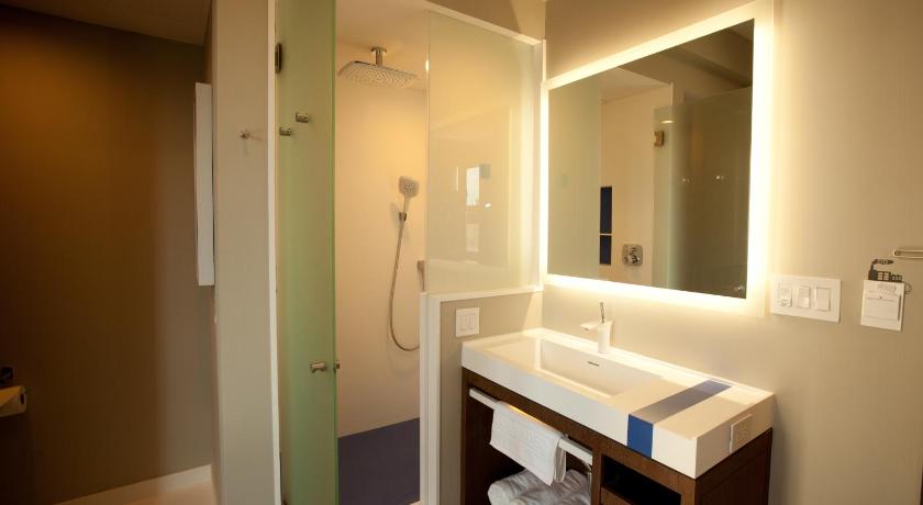 Image of Double Double Premier Balcony with 2 Beds 8