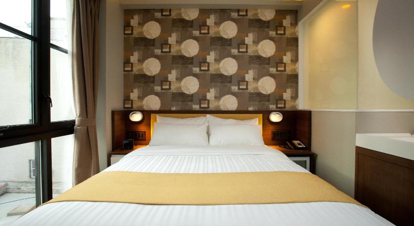 Image of Standard Queen 4