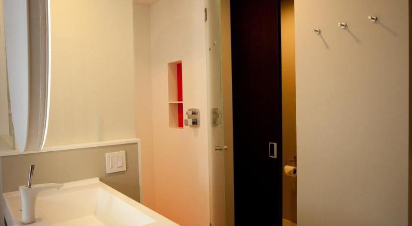 Image of Superior King Room with balcony 8