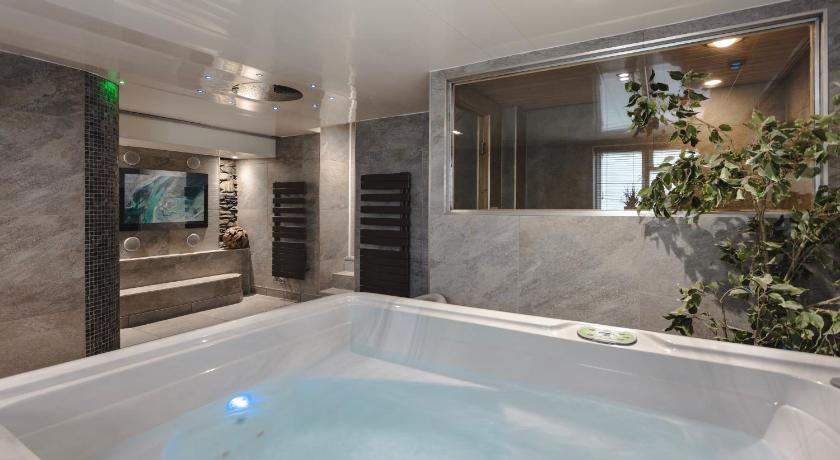 Image of King Suite With Spa Bath 2