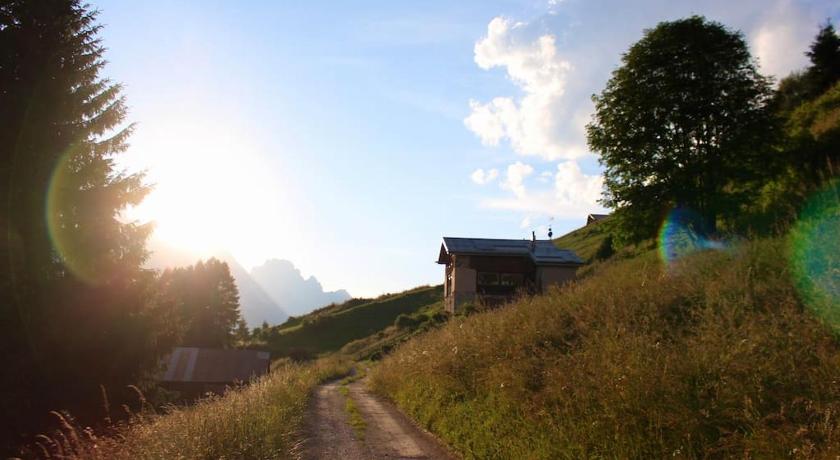 Tabià di Francesca - fienile tra le montagne silenziose