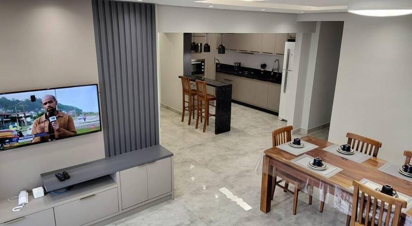 Amplo apartamento na quadra mar