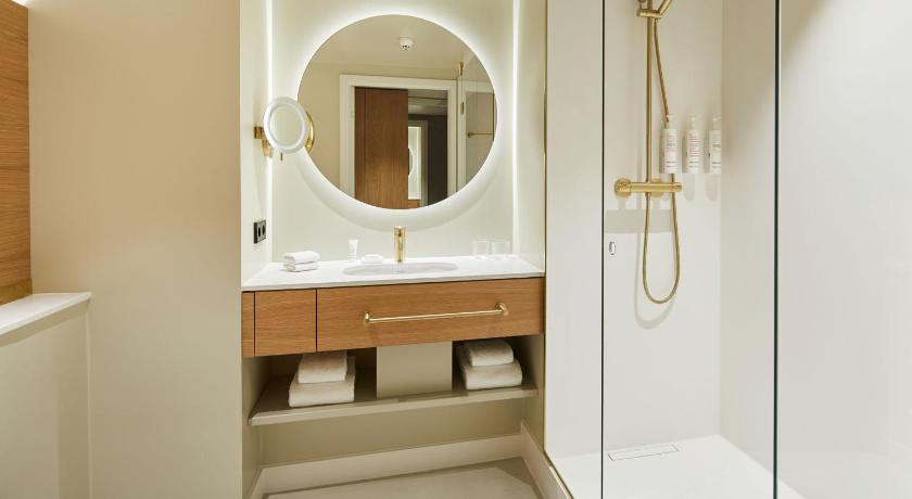 Image of Executive Room, Executive lounge access, Guest room, 1 King, City view, High floor 9