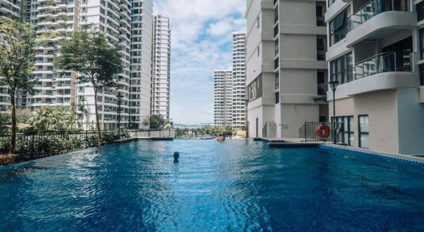 Johor Bahru Full Sea View Country Garden 6-13pax Smart TV 70inch with Netflix -CG- 5-Star Guesthouse restaurant