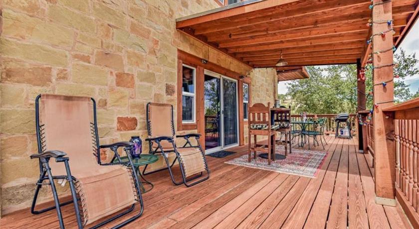 RUSTIC BLUEBONNET CABIN With VIEW BY HIDDEN FALL PARK