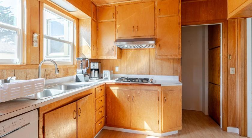 Albany (CA) Cozy 5-Bedroom House, Perfect for Family and Work Groups 4-Star Accommodation view
