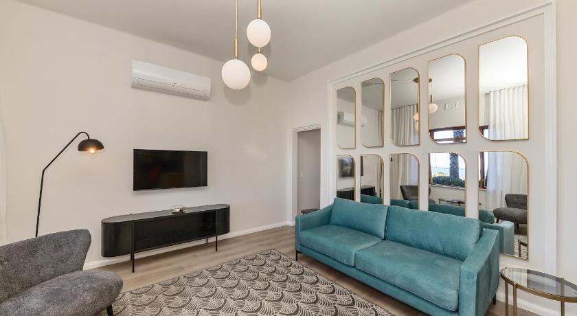 On the Beach in Camps Bay - fully equipped 2 bedroom apartment - image 11
