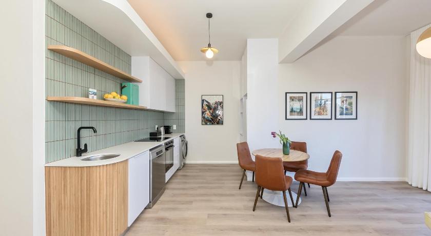 On the Beach in Camps Bay - fully equipped 2 bedroom apartment - image 7