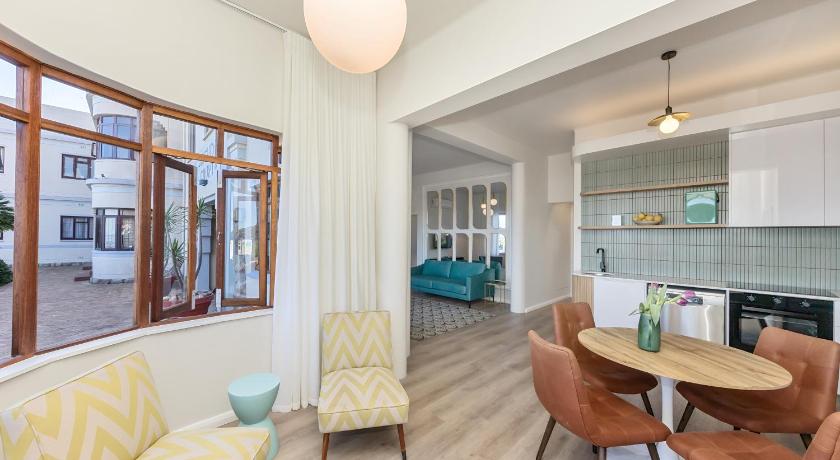 On the Beach in Camps Bay - fully equipped 2 bedroom apartment - image 8