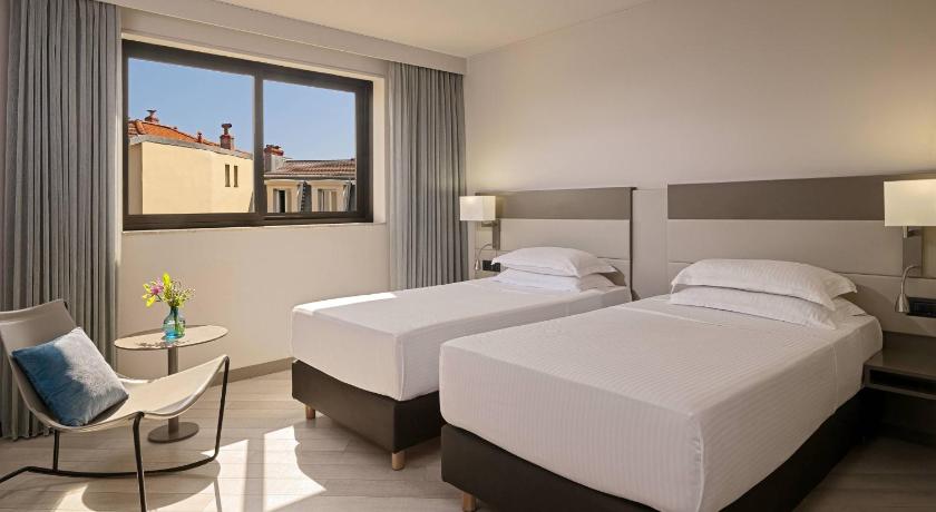 Immagine di Family Suite, 2 Twin, Sofa bed, City view 1